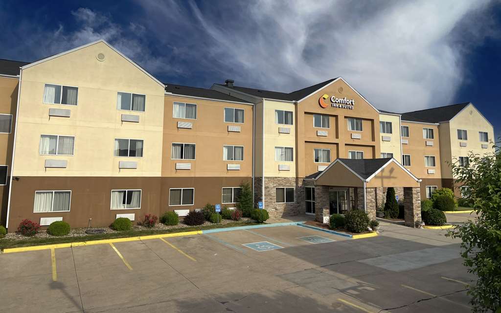 Comfort Inn & Suites Coralville Iowa City near Iowa River Landing - photo 3