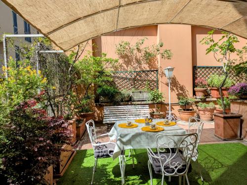 Alma Vacation Apartment in the centre big terrace — 4-Star Luxury Hotel in Milan, Italy
