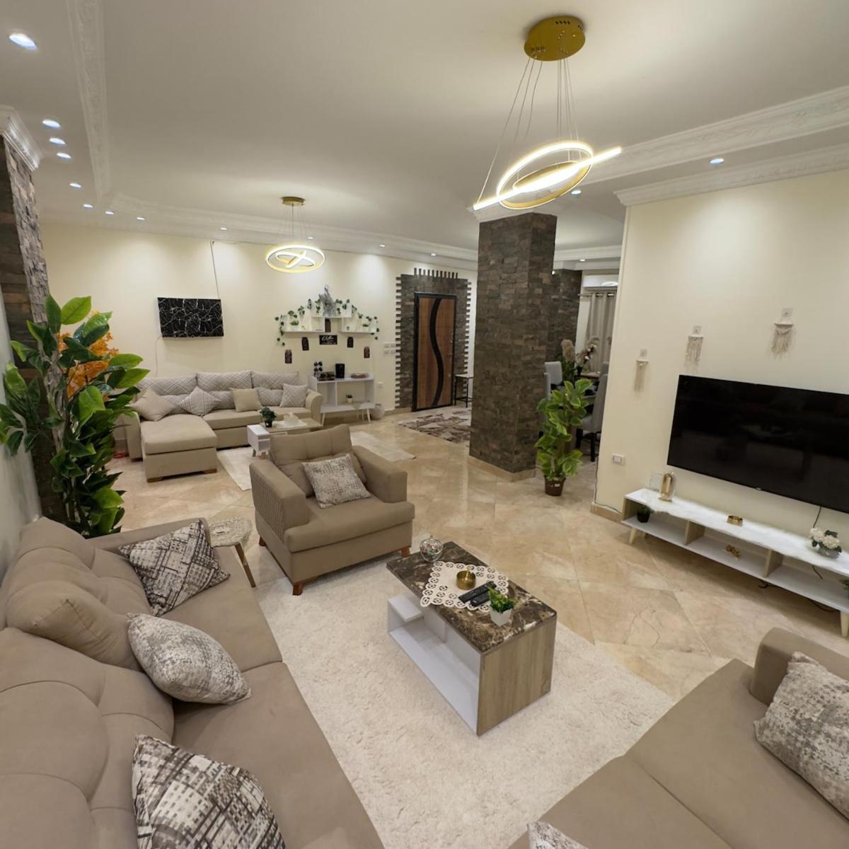 Hotel Apartment with Private Entrance in Sheikh Zayed — hotel near Sphinx International Airport