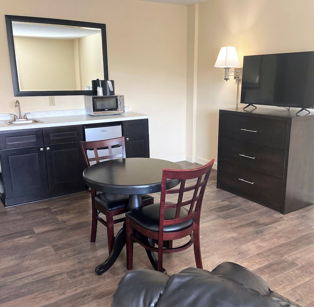 University Inn Durham next to Duke University Medical Center - photo 11