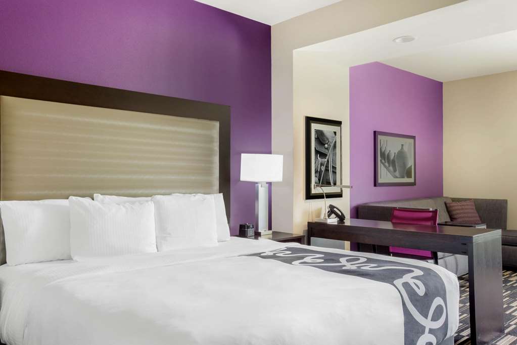 La Quinta Inn & Suites by Wyndham McAllen Convention Center - photo 21