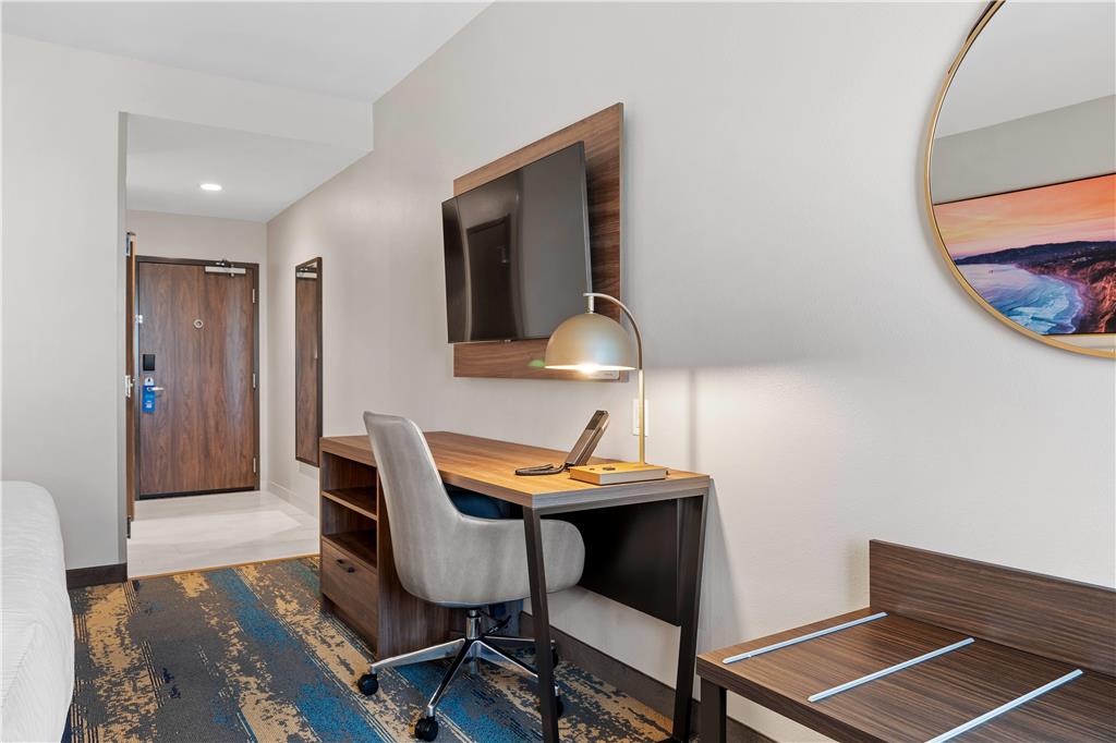 La Quinta Inn & Suites by Wyndham La Habra - photo 55