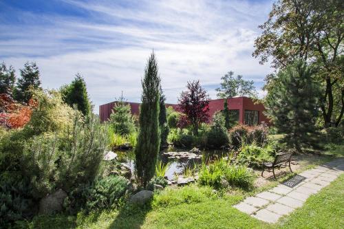 Pałac Nieznanice Zabytek Gościnny ze SPA in Czestochowa, Poland