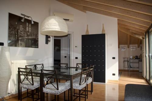 Stupenda mansarda con balcone — 4-Star Luxury Hotel in Como, Italy