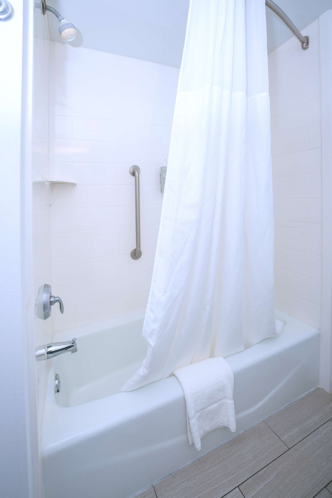 Hampton Inn Hays North of I 70 - photo 11
