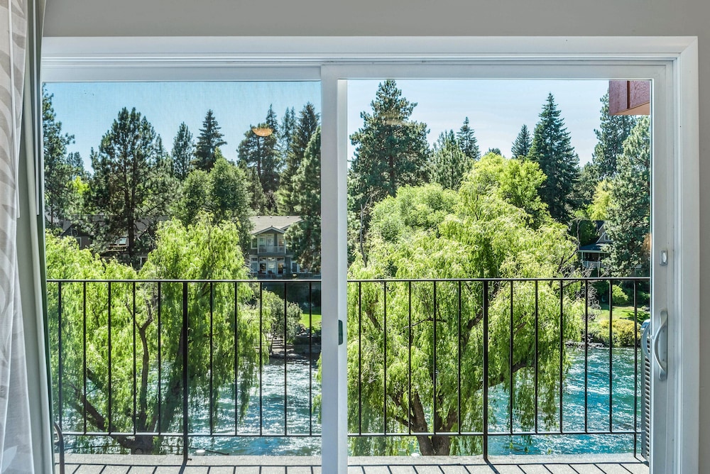 Bend Riverside Inn & Suites - photo 326