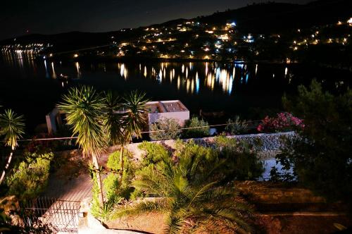 Apollonion Apartment Aigina — 4-Star Luxury Hotel in Perdika, Greece