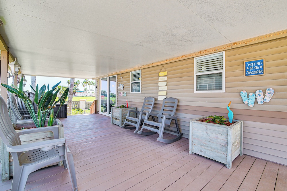 Resort style Perks & Deck at Port Isabel Home - photo 5