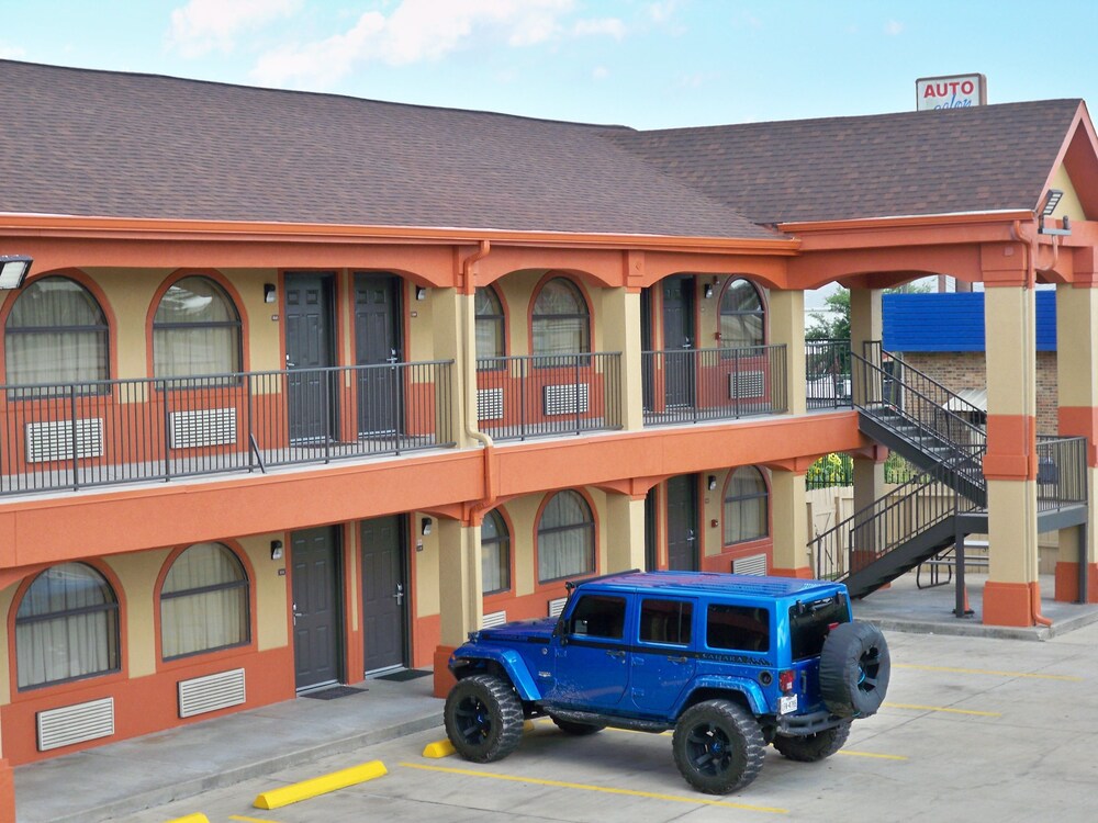 Scottish Inn & Suites - photo 63