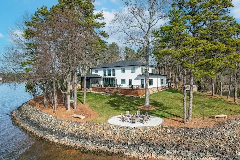 Paradise Peninsula by AvantStay Waterfront Private Beach View in Mooresville, United States