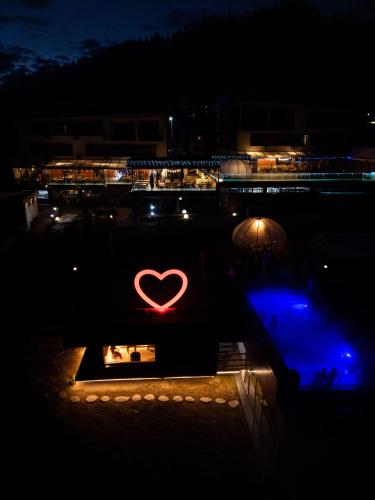 Hotel Roser House Boutique pe malul lacului Colibita in Bistrita, Romania