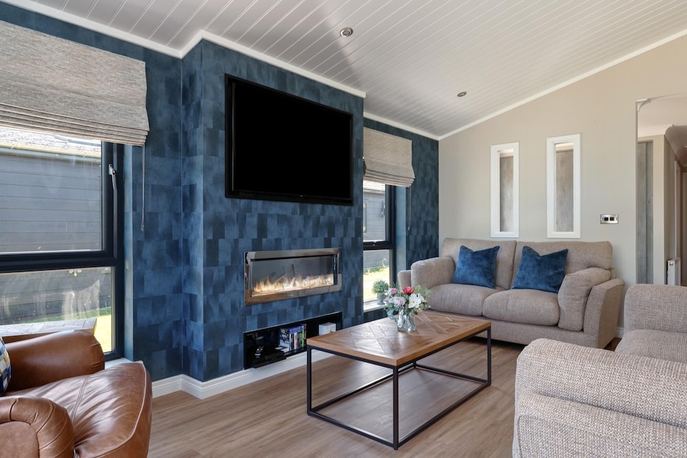 Dewin Bach Luxury Lodge Hot Tub Close to Beach — 4-Star Luxury Hotel in Tenby, United Kingdom