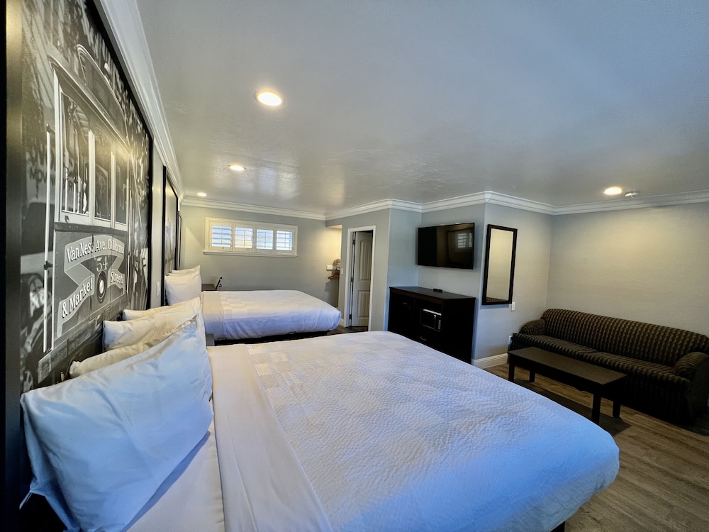 Aura Inn Monterey - photo 50