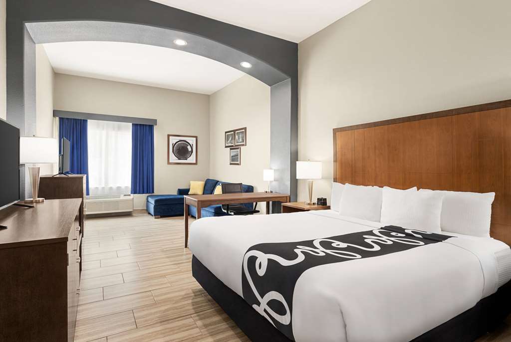 La Quinta Inn & Suites by Wyndham Brownsville North - photo 31