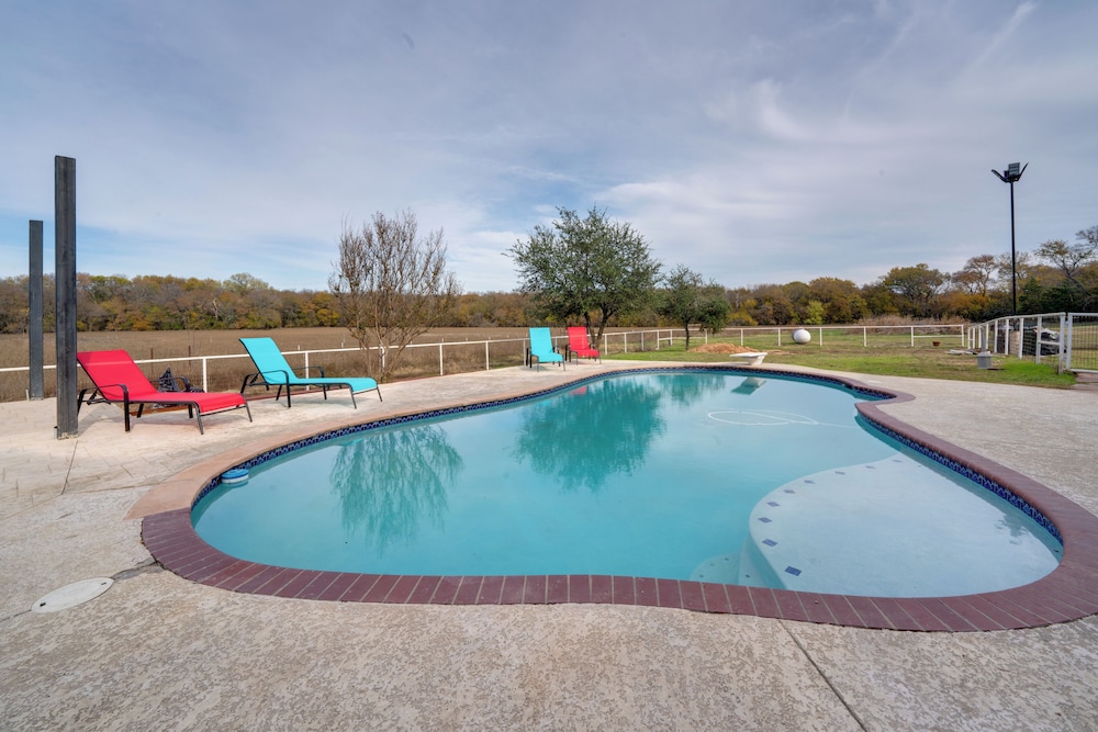 13 Mi to Dtwn Mckinney Family Getaway w Pool — hotel in Anna
