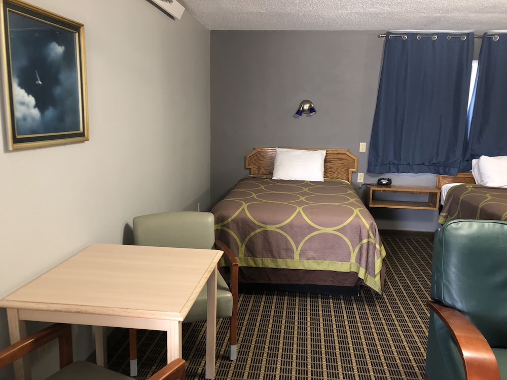 Hawkeye Motel - photo 13