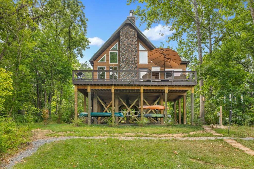 Riverside Oasis with Stunning Views Cozy Firepit — hotel in Luray