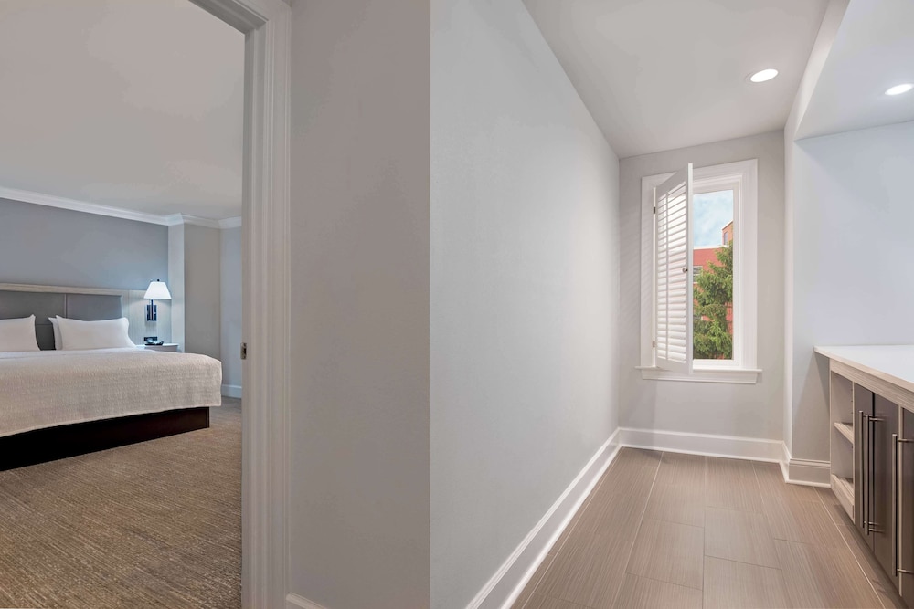 Hampton Inn & Suites Stamford - photo 17