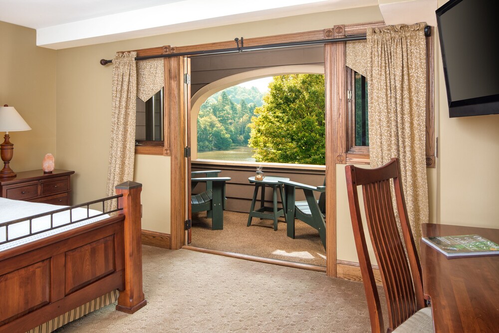 Bob Timberlake Inn at Chetola Resort - photo 4