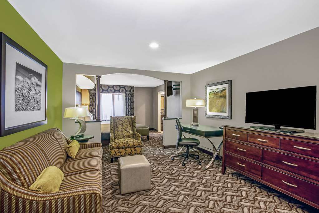 La Quinta Inn & Suites by Wyndham Kearney - photo 23