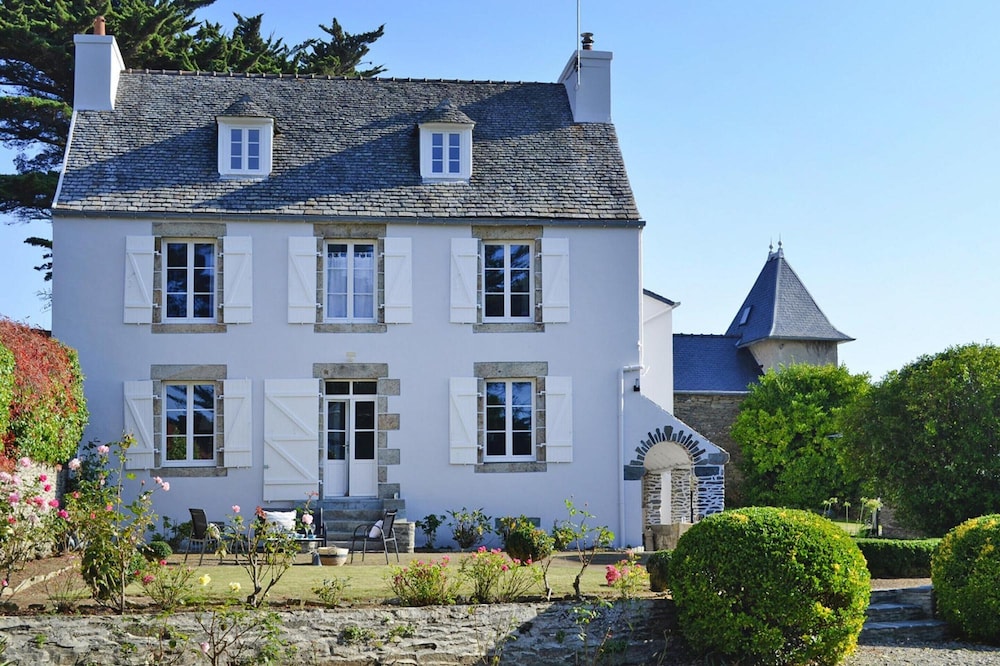 Country House in Porz Bilic Near Sandy Beach — 4-Star Luxury Hotel in Locquirec, France