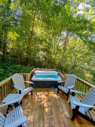 Nana Cabin Tiny Log Home Comfort In Rustic Bliss — 4-Star Luxury Hotel in Chattanooga, United States