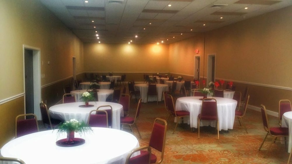 Landmark Inn Hartsville - photo 35