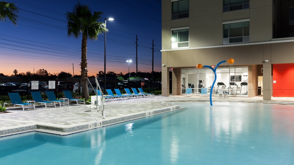 Holiday Inn Express & Suites Orlando at SeaWorld by IHG - photo 35