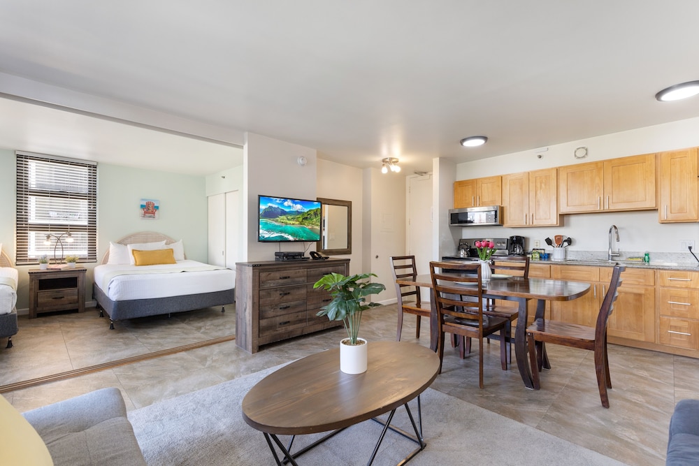 Light & Airy 8th Floor Ocean View Condo with Lanai and FREE Parking by Koko Resort Vacation Rentals - photo 5