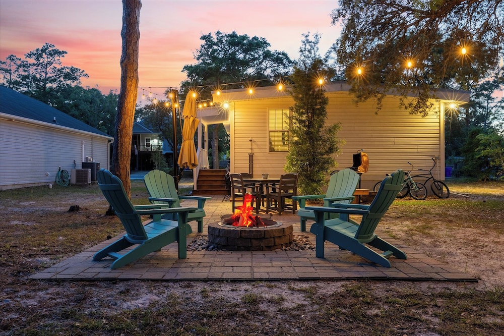 Modern Oak Island Escape 1 Mile To Long Beach in Oak Island, United States