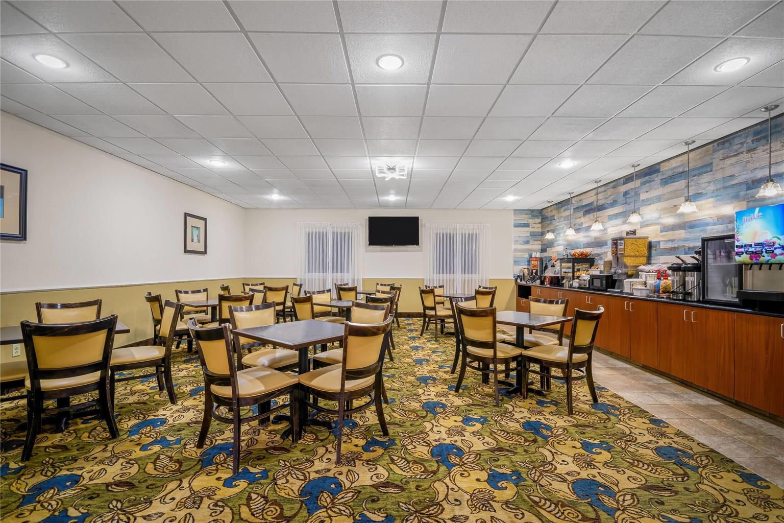 La Quinta Inn & Suites by Wyndham Stonington Mystic Area - photo 10