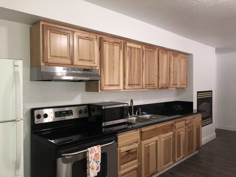 Cedar Inn & Suites - photo 29