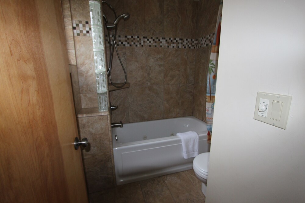 Edgewater Beach Inn - photo 39