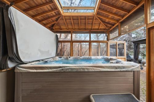 The Royal Ravine Luxury Retreat with Hot Tub & Sauna in Calgary, Canada