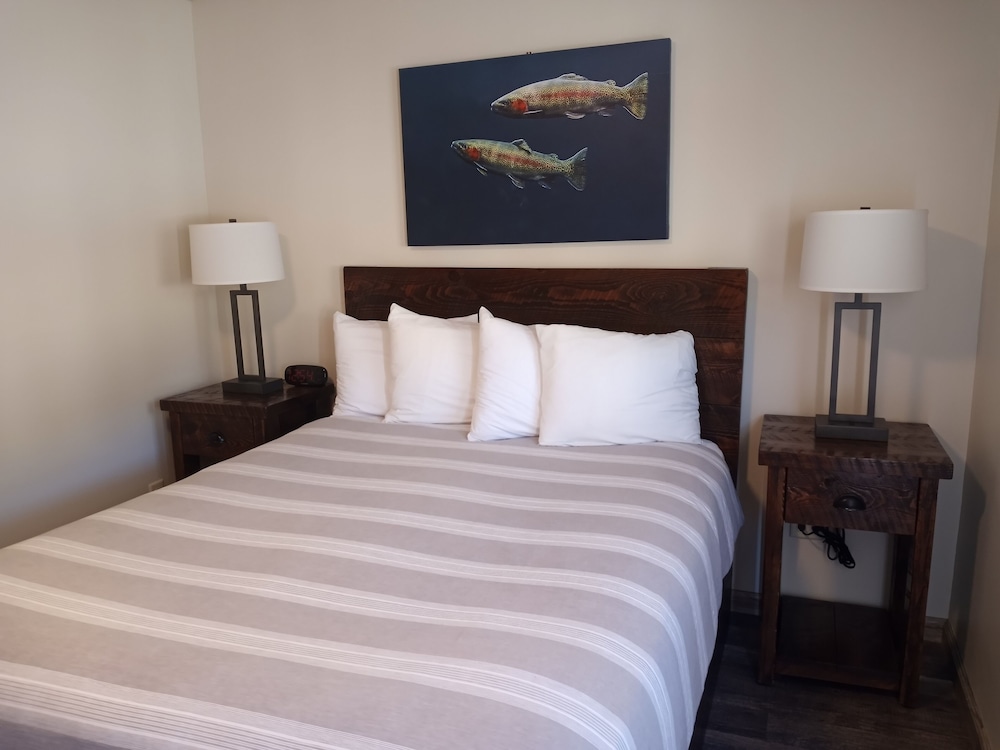 Yellowstone Riverside Cottages - photo 18