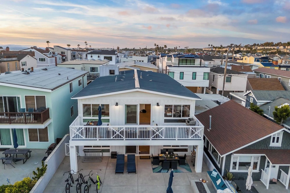 Ocean Breeze Buyout by Avantstay Steps to Beach in Newport Beach, United States