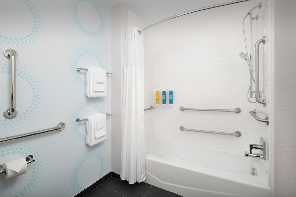 Tru by Hilton Charlotte Airport Lake Pointe - photo 18