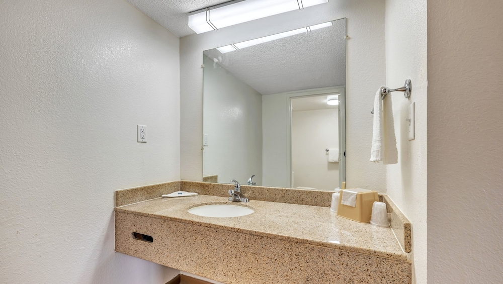 Studios and Suites 4 Less Emporia - photo 34