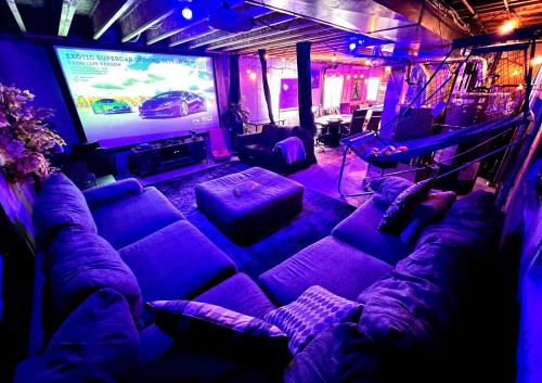 Bach Wedding Retreat w Game Room Theater and Hot Tub 420ok Sleeps 25 in Denver, United States