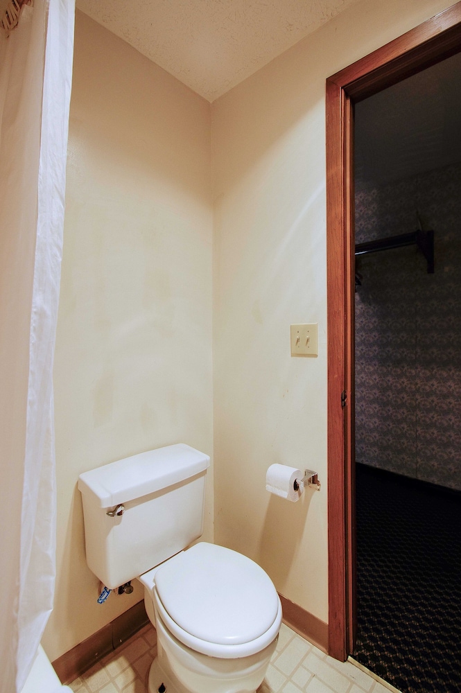 OYO Hotel Chapmanville Inn WV Hwy 119 - photo 28