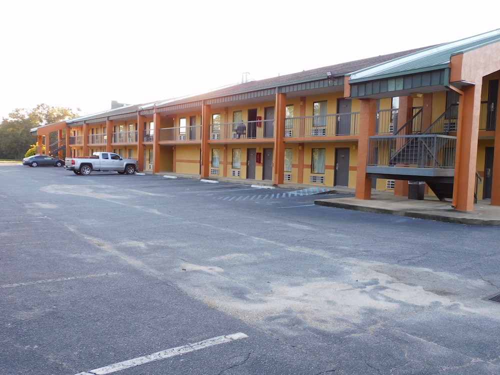 Camilla Inn & Suites - photo 30