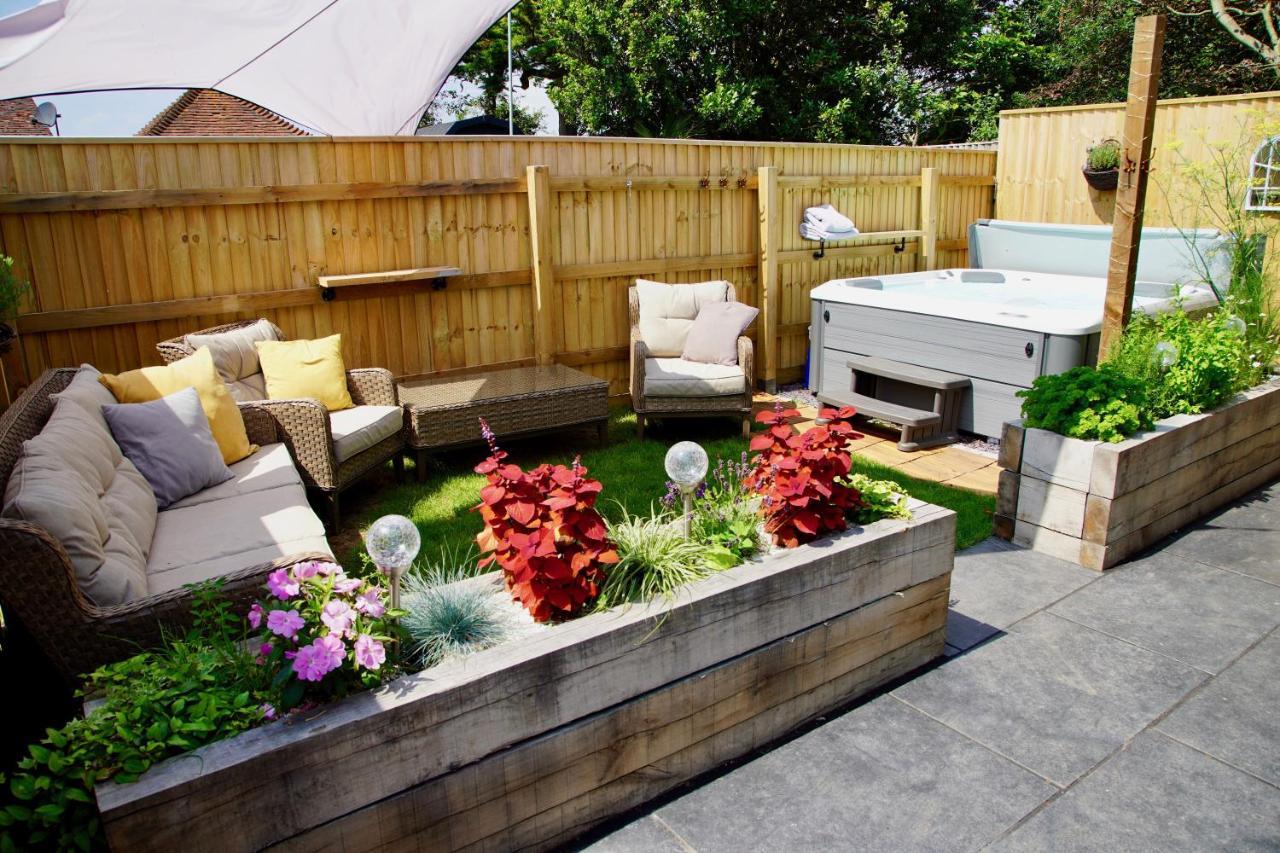 Countryside Barn with Hot Tub in New Forest in Lymington, United Kingdom
