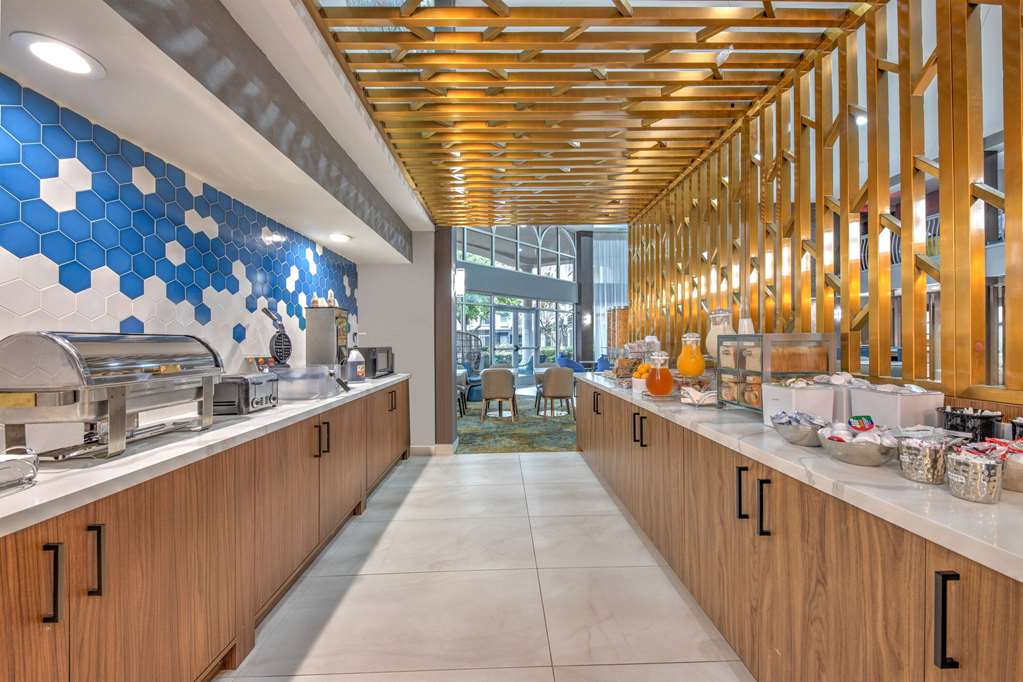 La Quinta Inn & Suites by Wyndham Dallas DFW Airport North - photo 40