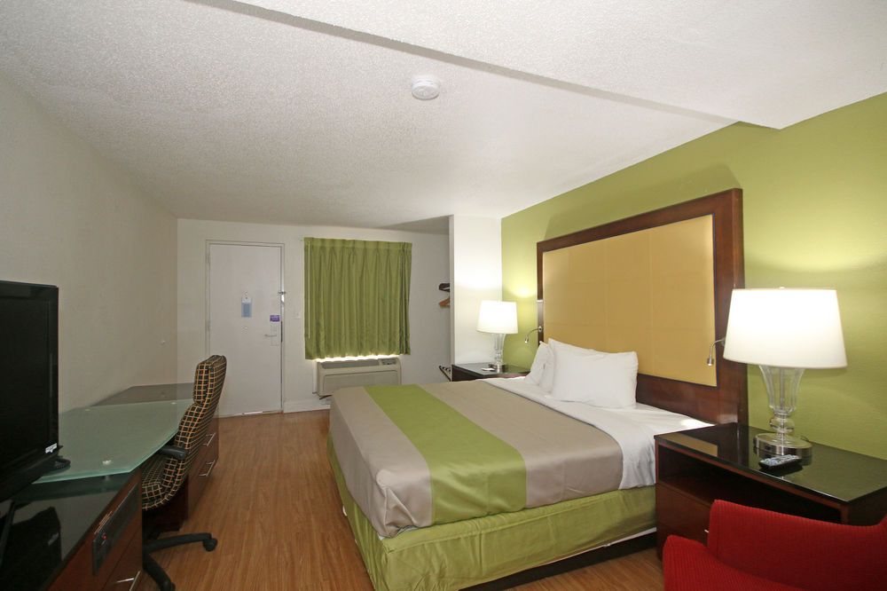 Econo Lodge Airport near Billy Graham Parkway - photo 26