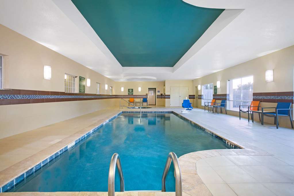 La Quinta Inn & Suites by Wyndham Pearsall - photo 11