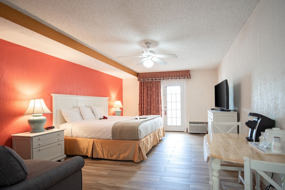 Island Sun Inn & Suites Venice Florida Historic Downtown & Beach Getaway in Venice, United States