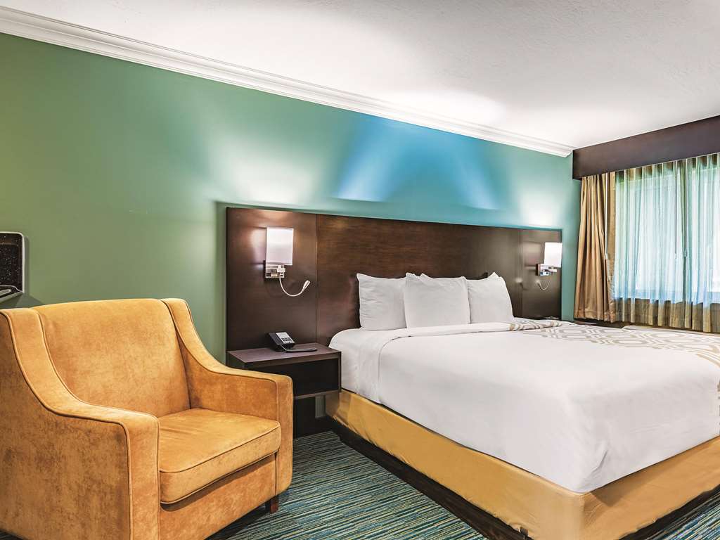 La Quinta Inn & Suites by Wyndham San Francisco Airport West - photo 29