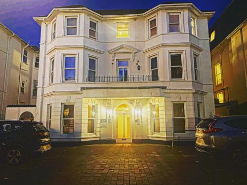 Luxury 2 Beds Apartment By The Sea — 4-Star Luxury Hotel in Bournemouth, United Kingdom