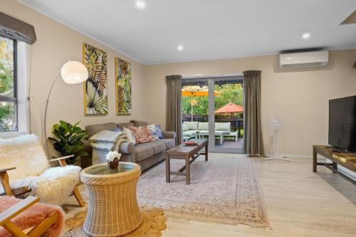 Seaside Bougainvillea Retreat close to Beaches — 4-Star Luxury Hotel in Auckland, New Zealand