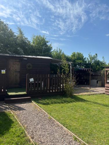 Four seasons with wood fuel hot tub Country retreat in Hereford, United Kingdom